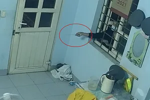 Gò Vấp: Kẻ trộm vào trạm gác chắn xe lửa trộm 2 điện thoại