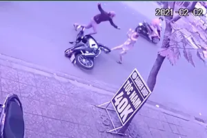 Camera ghi cảnh kẻ trộm xe máy vung tay hành hung nạn nhân