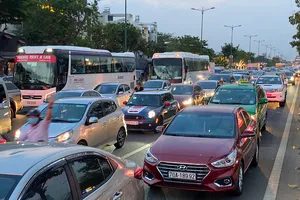 Ngã tư Phan Văn Trị - Phạm Văn Đồng ùn ứ trong giờ cao điểm