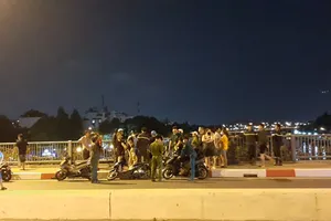 Cả đêm lặn kiếm thanh niên nhảy cầu... rồi bơi vào bờ