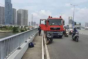 Để lại dép và balo rồi nhảy cầu Sài Gòn