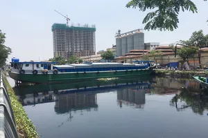 Sà lan mất lái, bít ngang kênh Tàu Hũ gần 9 tiếng đồng hồ