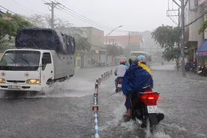 Mưa lớn, nước chảy xiết, đường biến thành sông ở TP Thủ Đức