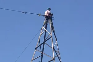 Cứu 1 phụ nữ ngồi trên đỉnh trụ điện cao thế ở TP Thủ Đức