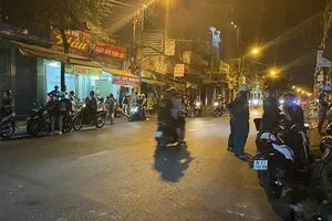 2 nhóm mang bom xăng, mã tấu hỗn chiến ở quận 8