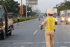 Vác xe đạp bỏ đi khi thấy CSGT xử phạt lỗi chạy sai làn