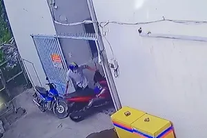Camera ghi cảnh kẻ trộm thản nhiên dắt xe máy trong phòng trọ 