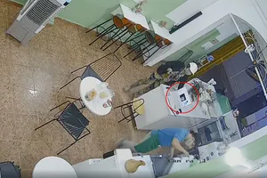 Camera ghi cảnh một phụ nữ trộm 2 điện thoại 70 triệu ở quận 1