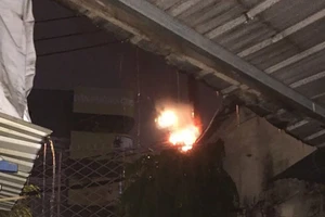 Cháy cột điện, nhiều nhà dân ở Bình Thạnh mất điện