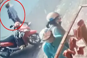 Đi chợ bị trộm mất ba lô chứa nhiều vàng và ngoại tệ