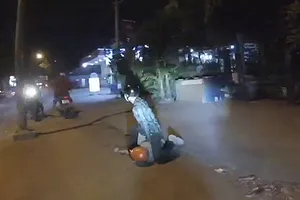 Kẻ chạy xe trộm cắp đi tiêu thụ hung hãn tấn công người dân