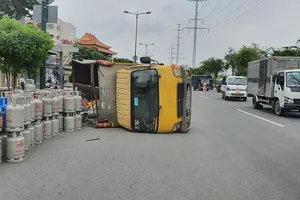Xe tải chở gas lật trên đường Phạm Văn Đồng