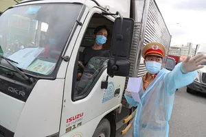 Không có giấy xét nghiệm, nhiều người phải quay đầu tại chốt kiểm dịch