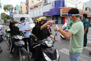 Chở con đi dạo, bị CSGT xử phạt lỗi ra đường không cần thiết