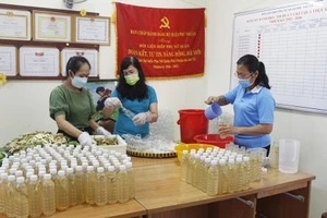 Mỗi ngày nấu 500 chai nước chanh sả tặng người dân khu phong tỏa