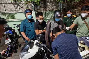 Tổ tuần tra COVID bắt thanh niên chứa dao, ma tuý trong cốp xe