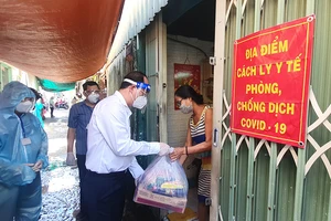 Phó Bí thư Nguyễn Hồ Hải thăm người dân trong khu phong toả ở Bình Thạnh