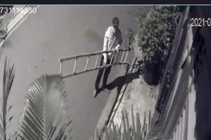 Camera ghi cảnh kẻ trộm bắc thang vào nhà dân lấy xe máy, laptop