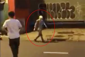 Nhiều người đuổi theo 1 người dương tính COVID-19 trốn khỏi khu cách ly về nhà