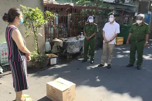 Quận Bình Thạnh thăm gia đình bảo vệ dân phố tử vong do mắc COVID-19 