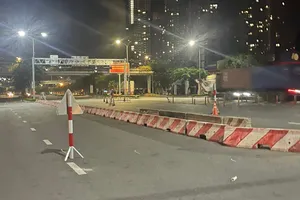 CSGT Bình Thạnh dùng xe chuyên dụng chở bà bầu đến bệnh viện