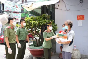 Công an Bình Thạnh tặng quà cho trẻ em mồ côi do COVID-19