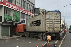 Container tông dải phân cách, lao vào 1 chi nhánh ngân hàng ở Phú Nhuận