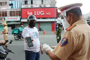CSGT kiểm tra lưu động, người dân trình giấy tiêm vaccine là được đi