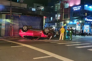 Bình Thạnh: Ô tô tông trụ điện, lật ngửa trên đường Đinh Bộ Lĩnh