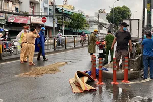 Tránh xe cùng chiều, 1 phụ nữ bị ô tô tải tông tử vong ở quận 8