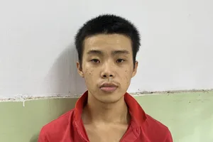 Giật điện thoại, bị người đi đường và công an truy bắt