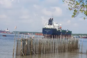 TP.HCM: Chìm sà lan trên sông Gò Gia, 1 người mất tích