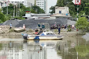 Quận 8: Lặn tìm người để lại xe đạp trên cầu Tạ Quang Bửu rồi mất tích