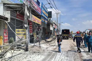 Trụ điện bốc cháy lan sang nhà dân, làm đổ sập đường dây điện ở quận 8