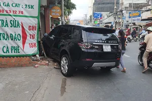 Ô tô tông vào nhà dân ở Bình Thạnh, một người thiệt mạng