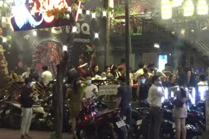 Quán nhậu tràn lan phục vụ đồ uống có cồn dù chưa được phép