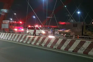 Trắng đêm tìm người để lại xe máy nhảy cầu Bình Lợi mất tích