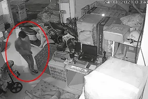 Vào kho công ty giao hàng ở quận 6 trộm ba chiếc điện thoại