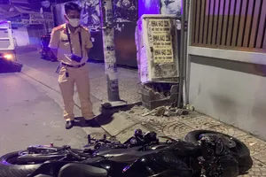 Mô tô phân khối lớn tông gãy tủ điện, 1 người bị thương nặng