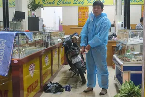 Kẻ cướp tiệm vàng dùng dao uy hiếp cháu bé 7 tuổi ở Bình Thạnh