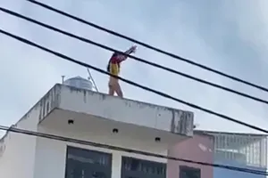 Cô gái không mặc quần la hét trên mái nhà, đòi nhảy lầu ở Bình Thạnh