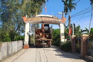 Quảng Nam: Xe tải kéo gãy cổng chào, giao thông tê liệt