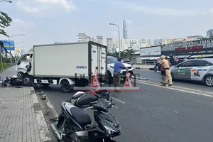 Xe tải đâm hàng loạt xe máy ở cầu Thị Nghè