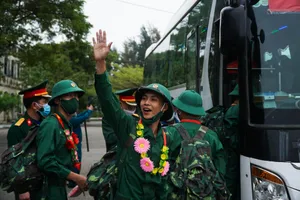 Hàng chục ngàn thanh niên cả nước hồ hởi lên đường nhập ngũ