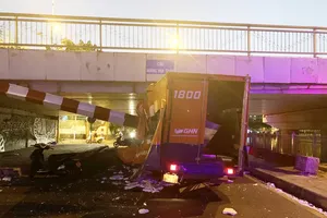 Xe tải biến dạng sau khi đâm vào thanh giới hạn chiều cao ở Bình Thạnh