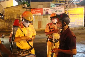 Tài xế ô tô vi phạm nồng độ cồn: 'Tôi chỉ uống có 2 lon bia'