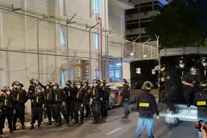 Chùm ảnh: Công an phong toả khu vực nhà bà Hằng để khám xét