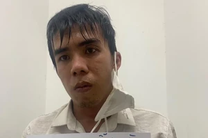 Thanh niên thủ dao, roi điện đi cướp giật ở Bình Thạnh