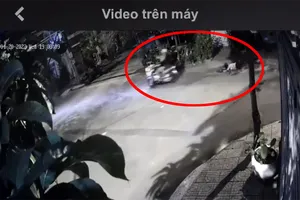 Kẻ cướp giật túi xách kéo ngã nạn nhân xuống mặt đường ở Bình Thạnh