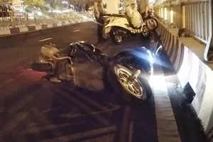 Xe máy va vào lan can cầu vượt Hàng Xanh, 1 người trọng thương 